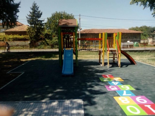 Четирите нови детски площадки в ОДЗ Ралица са почти готови. С