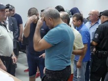 Необичайна гледка! В Пловдивския съд доведоха деветнадесетимата, задържани за нелегалните фабрики за цигари!