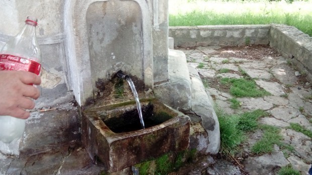 div Водата от ведомствен източник Прибой в местността Фичоза до