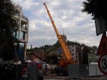 Раздвижване около строежа на новата сграда на "Гладстон"