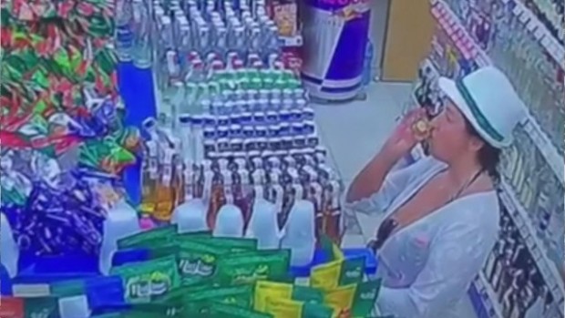 Куриозна кражба засича камера на магазин в курорта Слънчев бряг Туристка