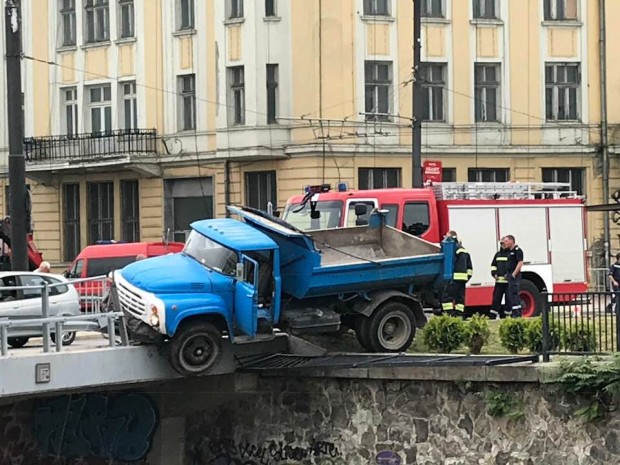 Фейсбук
Камион надвисна над реката на Лъвов мост в София На