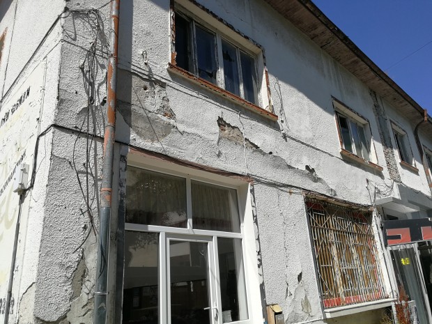 Община Бургас е предприела бързи действия по въпроса с падащите