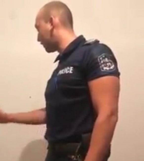 Скандален видеоклип с още по-скандално поведение на полицай се появи