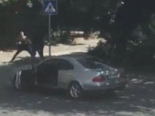Трима младежи се биха пред погледите на минувачи в Пловдив
