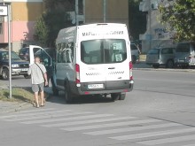 Много гладен шофьор на маршрутка я заряза в кръстовище