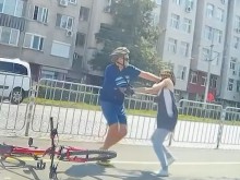 Брутално! Юмруци и шамари между пешеходка и велосипедист на софийско кръстовище!