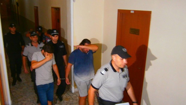 Каналджиите арестувани с 27 нелегални мигранти в Бургас скриха лицата