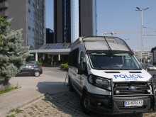 Засилено полицейско присъствие около и в хотел "Марица", вадят чанти с документи!