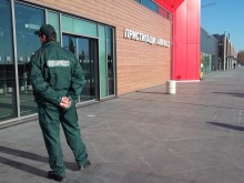 Трима души са били на борда на кацналия в тревните площи на летището в Бургас самолет