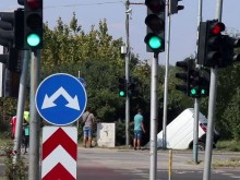 Бус "излетя" от пътя до моста на Адата, застина отвесно!