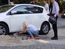 Много неприятно! Млада дама вади павета изпод колата си в центъра на Пловдив!