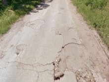 Път в Пловдивско стряска шофьорите, оправия скоро май няма да има!