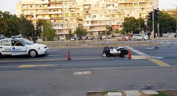 Моторист лежи на асфалта на възлово кръстовище в ж.к. Меден