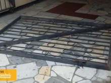 Метална решетка падна върху 3-годишно дете в оживен подлез