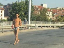 Гол мъж по средата на Бетонния мост изуми преминаващите