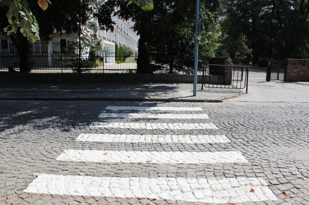 Експериментална пешеходна пътека се появи на ул Арх Камен Петков