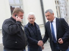 Патриотични игри или служебен кабинет на червения президент