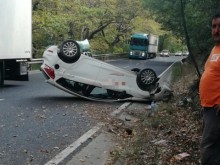 Камъни паднаха върху движещ се автомобил и го преобърнаха в Кресненското дефиле