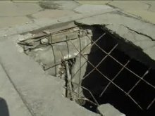 Счупен капак отвори огромна дупка на тротоара на централния булевард