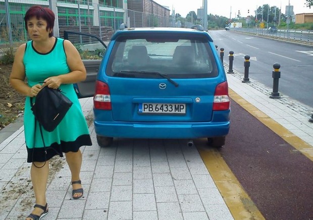 Нагла жена минава през тротоара с автомобила си срещу Сити