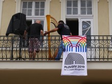 Музика струи от балконите по Главната