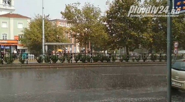 Дъжд вали над Пловдив както прогнозираха синоптиците предаде репортер на