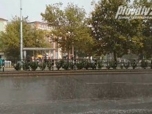 Силен дъжд "удари" Пловдив, градушка в околността