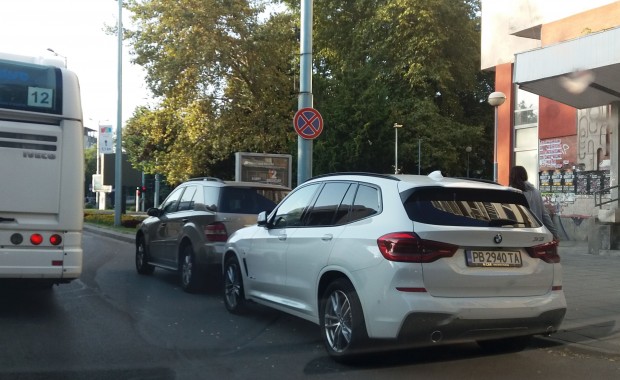 Нагло паркиране вече цяла година кръстовището на бул Шести септември