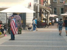 Ексцентричен типаж, наметнат с американското знаме, стана атракция по Главната!