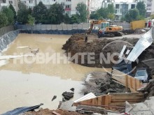 Част от улица се свлече в строителен изкоп в "Овча купел"