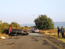 Кола се обърна по таван край Поморие, тапата е сериозна