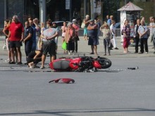 Блъснаха моторист на кръстовище в "Тракия" (СНИМКИ 18+)