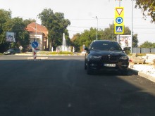 Това е паркиране! Пловдивски "таралясник" стои вече втори ден на неподходящото място