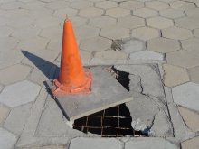 Ямата над подлеза на пощата - частично обезопасена