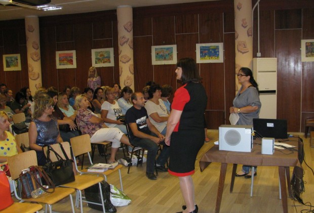 Вчера педагози специалисти от социалната сфера представители от Община Варна