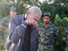 Емоционално! Спасеният от пожара дядо благодари със сълзи на военните