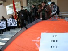 Министерството на отбраната мълчи, студентите възобновяват протеста