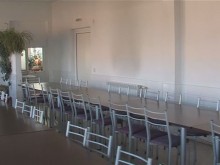 Деца учат в коридори, работилници и в стола заради недостиг на стаи