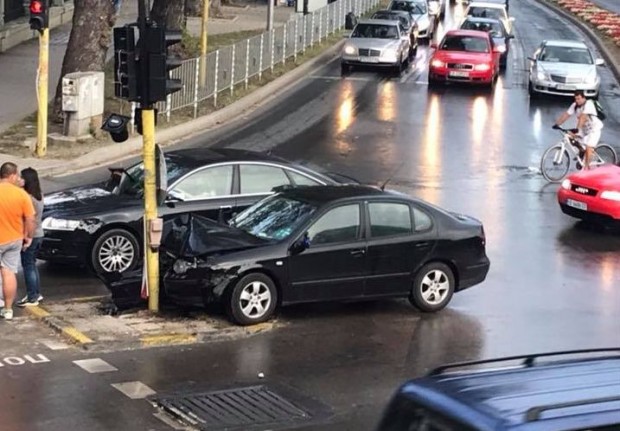 Фейсбук
Автомобил се е забил в светофар вчера край ИУ-Варна, научи