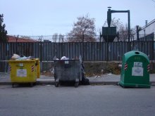 Еколог разяснява принципите на рециклирането на отпадъците, пред ученици