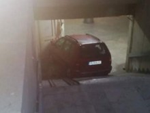 Няма такъв град! 18-годишна приземи колата си вътре в самия подлез на "Баня Старинна"!