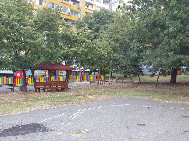 Мургав индивид онанира посредбял ден на метри от детска площадка