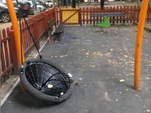 Вандали потрошиха детска площадка в Центъра на Пловдив