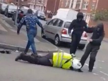 Бежанци пребиха зверски пътен инспектор (ВИДЕО 18+)