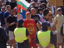 Развяващи руски знамена протестират пред парламента, искат да свалят правителството и смяна на системата