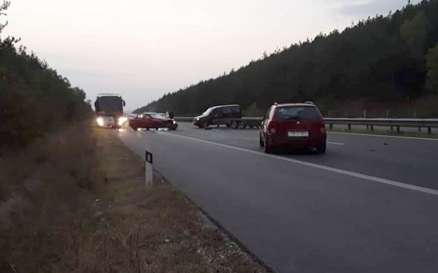 Катастрофа затрудни сериозно движението по автомагистрала Тракия в понеделник сутрин