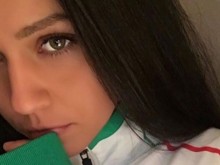 Нежна подкрепа! Ето как половинката на Теодор Салпаров нажежи страстите преди мача с Полша