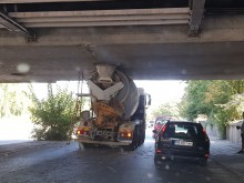 Бетоновоз се заклещи под моста на ВИХВП в Пловдив!