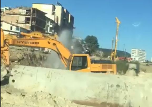 Фейсбук
Багер спука водопровод в изкоп за новия бул. Левски вчера